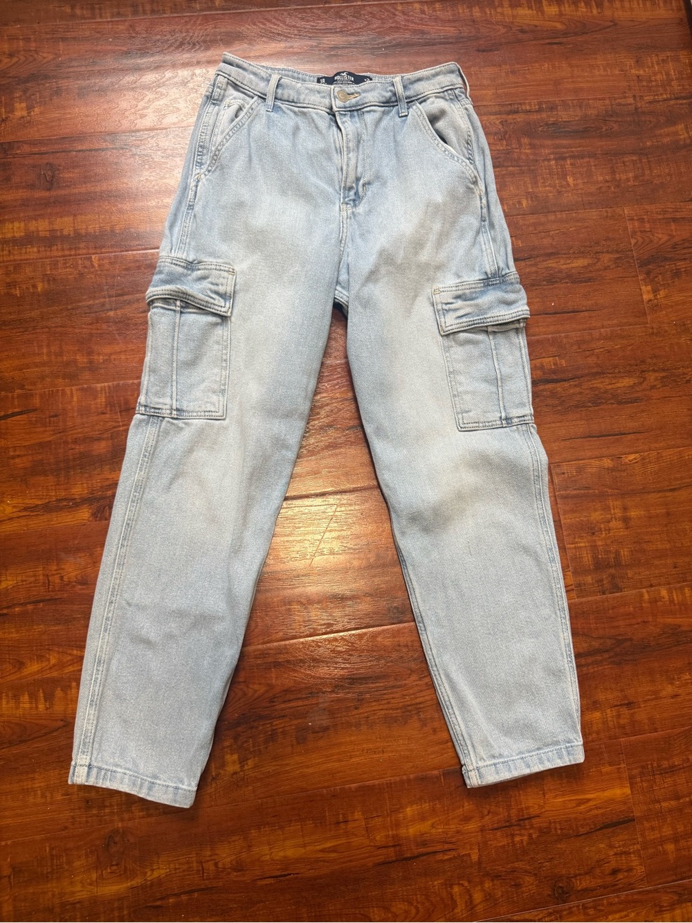 Hollister Ultra High-Rise Mom Jean Cargo pants . Light blue wash size 3R/26